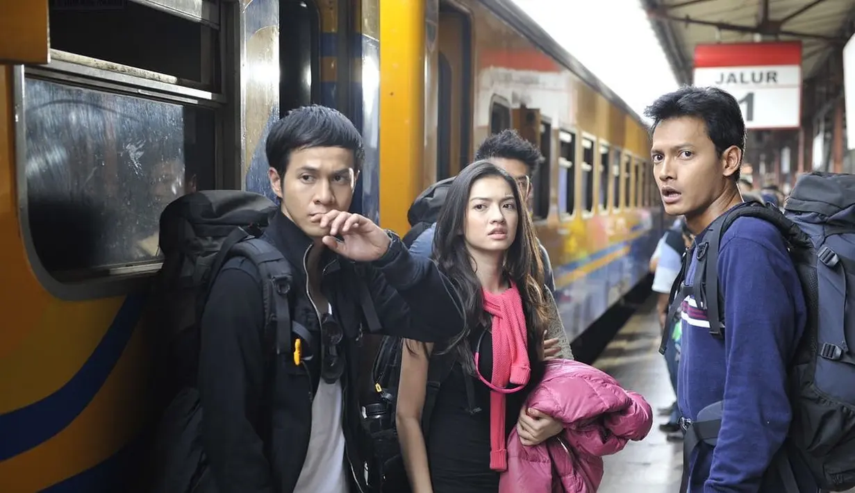 Raline Shah sendiri sengaja mengunggah cuplikan film 5 cm ini lewat Instagram pribadinya. Ia mengenang tanggal cantik 12-12-2012 saat Film 5 cm pertama kali tayang. ‘Sepuluh tahun yang lalu hari ini,’ tulis Raline Shah. (Liputan6.com/IG/@ralineshah).