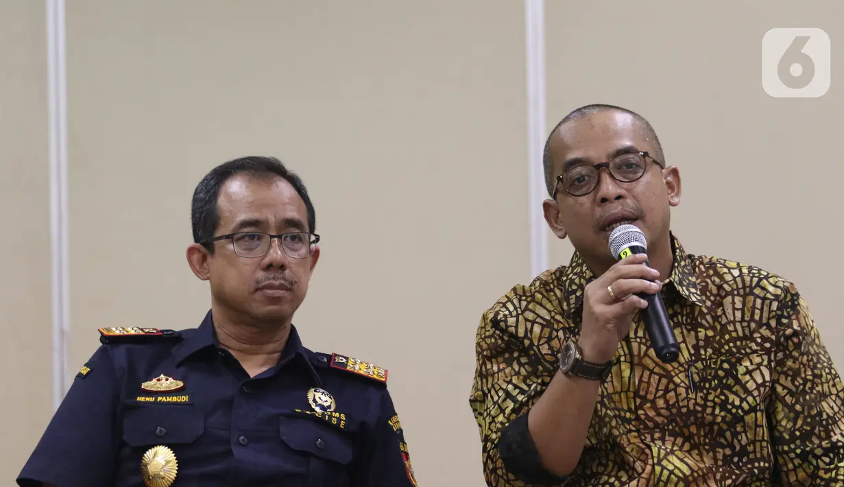 Dirjen Pajak Suryo Utomo (kanan) bersama Dirjen Bea Cukai Heru Pambudi saat menjelaskan empat pilar dalam omnibus law kepada media di Jakarta, Selasa (11/2/2020). (Liputan6.com/Angga Yuniar)