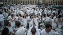 Keseruan peserta saat acara 'Diner en blanc' atau 'Makan Malam Putih' digelar di Place Vendome, Paris, Rabu (8/6). Acara ini digelar secara dadakan serta memanfaatkan teknologi internet dan jejaring sosial sebagai sarana publikasi.  (PHILIPPE LOPE/AFP)