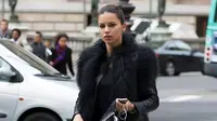 Adriana Lima Nekat Pakai Lingerie di Dalam Kereta