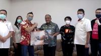 Ketua Umum KONI Pusat, Marciano Norman, menerima cendera mata dari Antararupa, developer pengembang gim Lokapala. KONI Pusat berencana untuk menjadikan esports sebagai cabor ekshibisi di PON 2021 yang digelar di Papua. (ist)