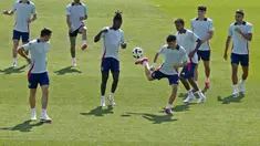 Para pemain timnas Spanyol mengikuti sesi latihan saat persiapan menghadapi turnamen EURO 2024 mendatang, di Las Rozas dekat Madrid, Selasa (4/6/2024). (AP Photo/Paul White)