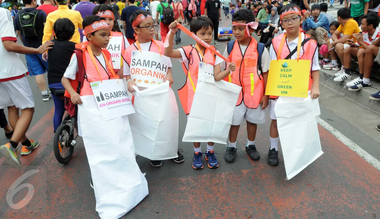 Anak - anak turut serta dalam aksi Clean Up di Jakarta, Minggu (21/2). Kegiatan ini dilakukan untuk memperingati Hari Peduli Sampah Nasional (HPSN) 2016. (Liputan6.com/Helmi Afandi)