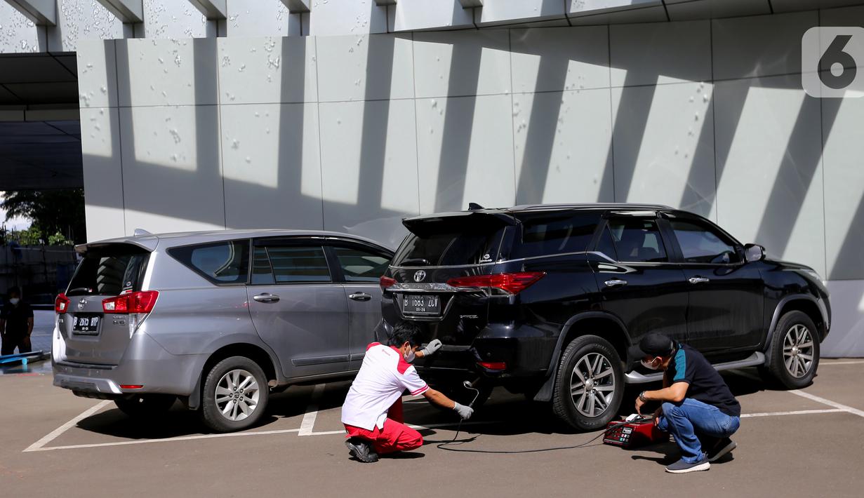 Teknisi melakukan uji emisi pada uji emisi gratis Asuransi Astra, di Jakarta, Minggu (12/12/2021). Mendukung penaganan perubahan iklim Asuransi Astra menggandeng Garda Oto dan Auto 2000 menggelar kampanye #IndonesiaLangitBiru dengan uji emisi gratis. (Liputan6.com/Fery Pradolo)