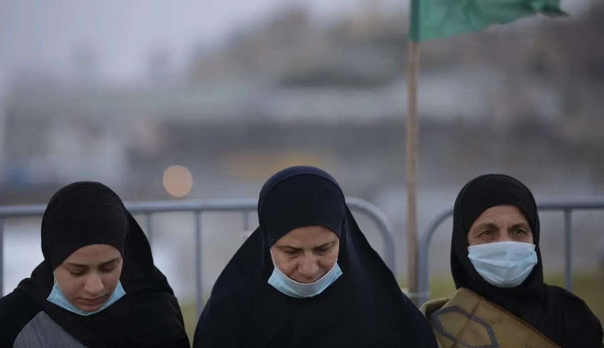 Umat muslim berkumpul untuk melaksanakan salat Idul Fitri yang menandai berakahirnya bulan suci Ramadan di sebuah taman di Jaffa, Israel, Minggu (24/5/2020). Jaffa merupakan kota campuran Yahudi-Arab. (AP Photo/Oded Balilty)