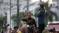 Ekspresi Mensesneg Prasetyo Hadi sempat berbeda ketika menemui dan berbicara langsung dengan pengunjuk rasa dari atas mobil. (Liputan6.com/Helmi Fithriansyah)