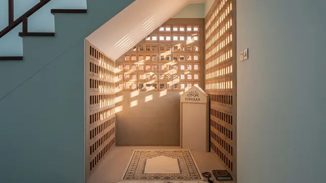 9 Desain Mushola Rumah Kecil dengan Roaster untuk Pencahayaan Alami yang Nyaman