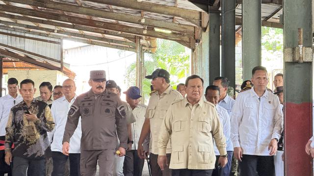 Presiden Prabowo Subianto saat berada di kawasan smelter PT. Tinindo Internusa, Kecamatan Bukitintan, Kota Pangkal Pinang, Senin (6/10/2025).