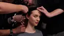 Model saat ditata rambutnya sebelum di atas catwalk membawakan busana asal Inggris Temperley London pada Autumn / Winter 2017 London Fashion Week di London, Inggris (19/2).  (AFP Photo / Niklas Halle'n) 