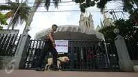 Polisi dari satuan Gegana dan K9 melakukan sterilisasi sebelum misa Natal di Gereja Katedral, Jakarta, (24/15). Sebanyak 400 personel keamanan gabungan disiapkan untuk pengamanan Misa Malam Natal ini. (Liputan6.com/Gempur M Surya)