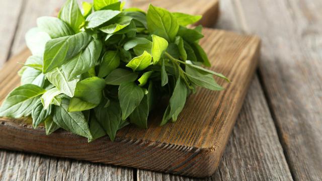 Selain bumbu rempah, beberaia jenis daun-daunan membuat masakan Indonesia lebih terasa nikmat.