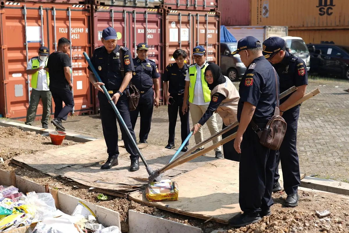 Bea Cukai Tanjung Emas memusnahkan barang-barang ilegal senilai Rp 498,94 juta pada Kamis, 27 Februari 2025. (Istimewa)