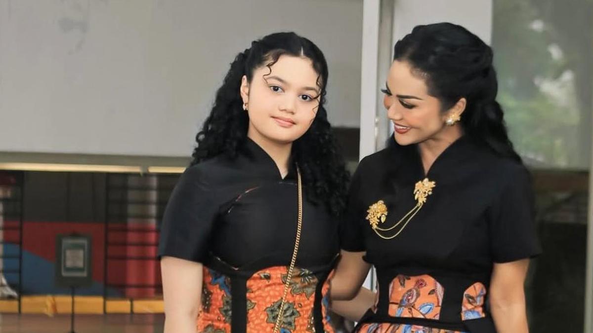Gaya Kompak Krisdayanti dan Amora Kenakan High Waisted Batik Skirt saat Hadir Wisuda Kellen