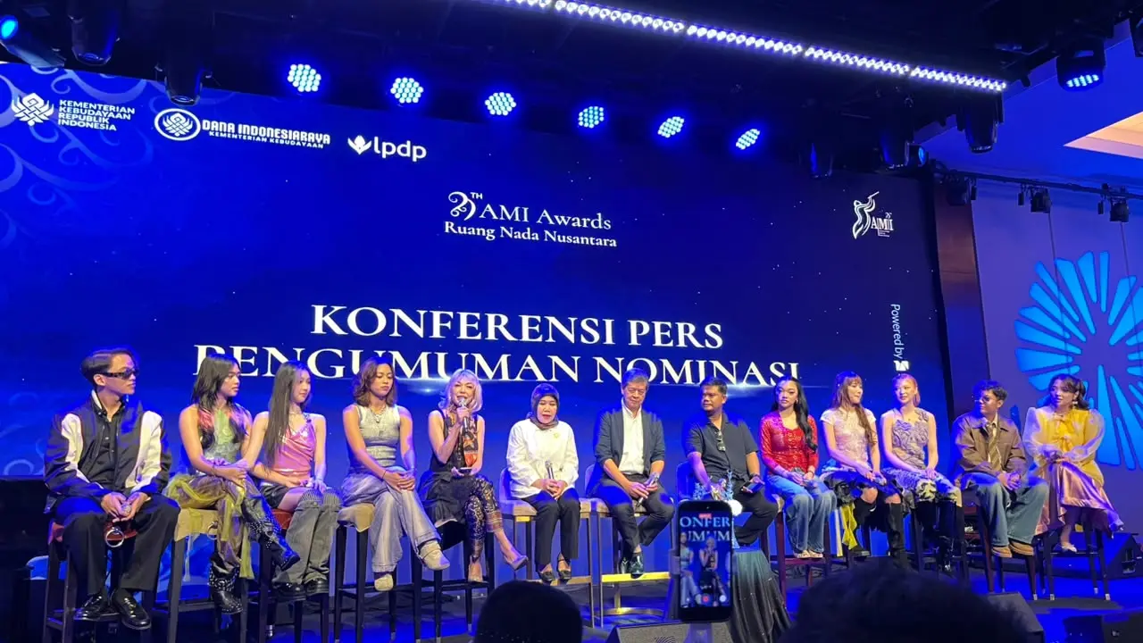 Syaharani, berbicara sambil memegang mic, dalam konferensi pers AMI Awards yang diselenggarakan di Jakarta, (21/9/2026). (Liputan6.com/Afradhiya N. R)