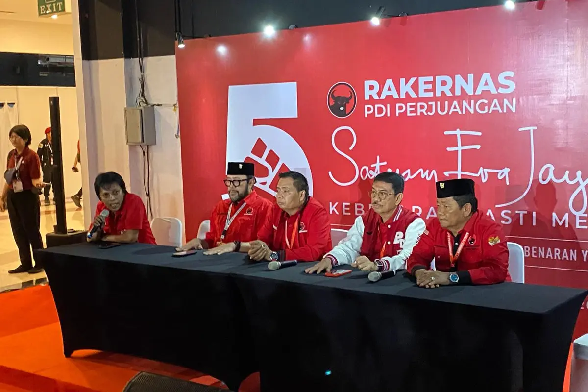 Ketua DPD PDIP Jawa Barat Ono Surono saat konpers di sela Rakornas ke-V PDIP di BCIS Ancol, Jakarta Utara, Sabtu (25/4/2024).
