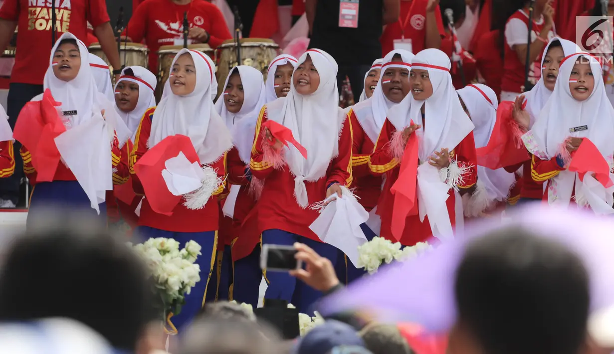 Sejumlah siswa tampil menghibur dalam acara "Untukmu Indonesia" di lapangan Monas, Jakarta, Sabtu (28/4). Acara ini dimeriahkan oleh sejumlah kegiatan seperti pertunjukkan seni dan khitanan massal. (Liputan6.com/Arya Manggala)