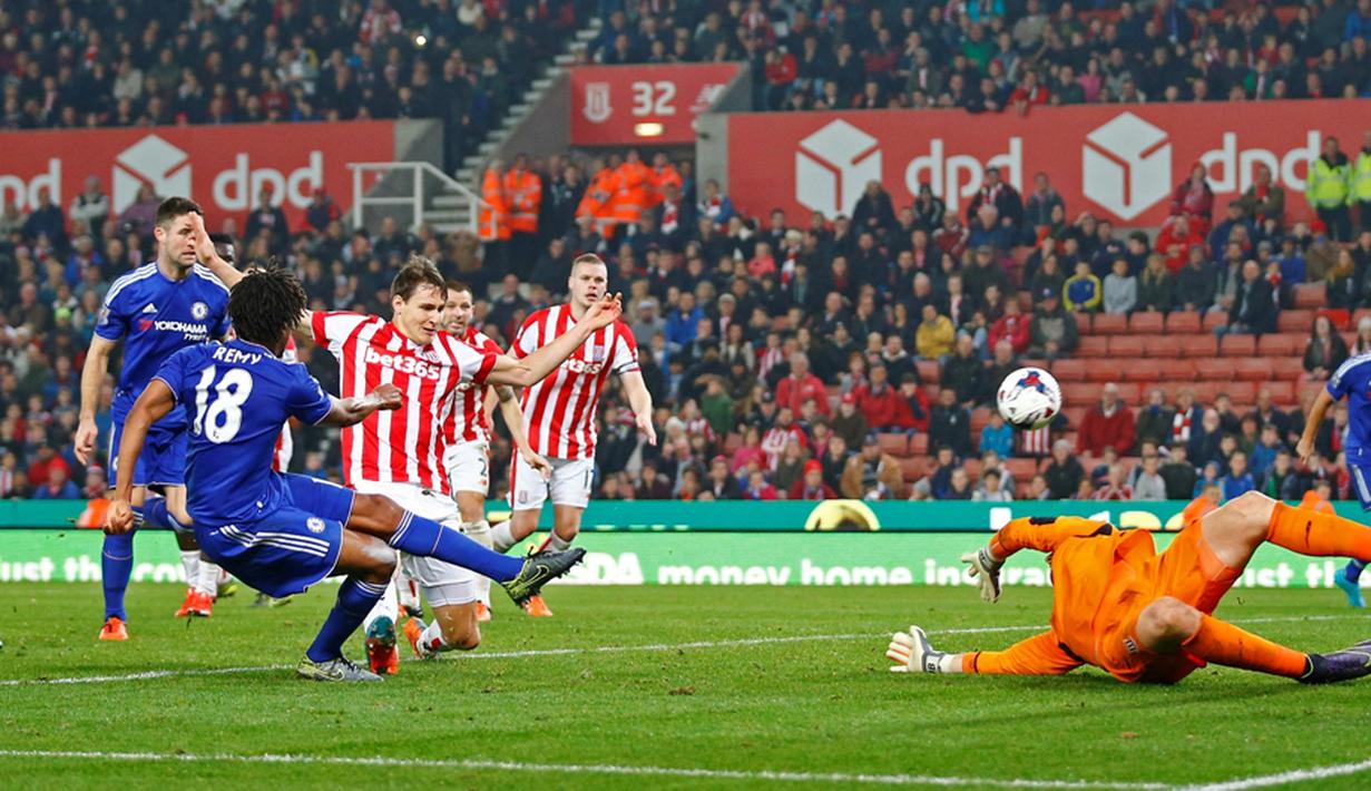 Pemain Loic Remy mencetak gol penyama kedudukan pada babak 16 besar Piala Liga Inggris, Rabu (28/10/2015) dini hari WIB.Chelsea kalah 4-5 lewat penalti. (Reuters / Darren Staples)