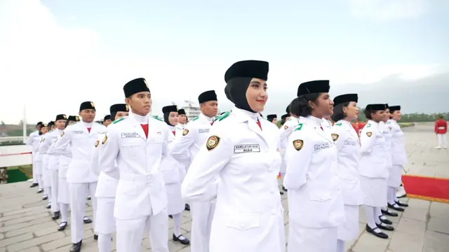 Pasukan Pengibar Bendera Pusaka (Paskibraka) akhirnya diperbolehkan menggunakan hijab saat upacara HUT ke-79 RI di Ibu Kota Nusantara (IKN) usai menjadi polemik.