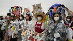 Aktivis lingkungan yang mengenakan pakaian berbahan sampah plastik berpartisipasi dalam kampanye memperingati Hari Bumi melawan perubahan iklim di Seoul, Korea Selatan, Jumat (22/4/2022). (AP Photo/Ahn Young-joon)