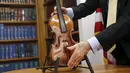Biola Stradivarius saat ditaruh untuk diperlihatkan pada konferensi pers di New York, Kamis (6/8/2015). Biola yang dibeli dengan harga Rp2,7 miliar itu kembali ke pemiliknya setelah hilang dicuri selama 35 tahun. (REUTERS/Shannon Stapleton)