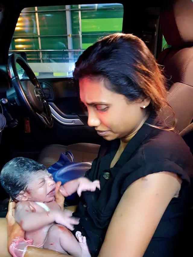 Kisah Bayi Lahir di Mobil, Ujungnya Miliki Akta Kelahiran Unik