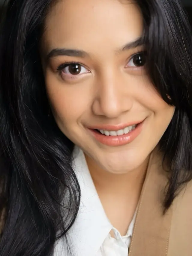 Beda 15 Tahun, Dian Sastrowardoyo dan Putri Tanjung Tampilkan Pesona Cantik Khas Warga Menteng dengan Makeup Flawless