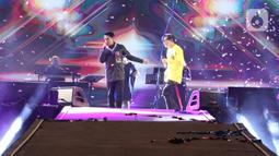Penyanyi Armand Maulana (kanan) berduet dengan Afgan Syahreza pada hari kedua konser New Live Experience 2020 di Parkir Barat JIExpo Kemayoran, Jakarta, Minggu (30/8/2020). Dalam penampilannya, Armand dan Afgan membawakan beberapa lagu hits dari album terbaik mereka. (Liputan6.com/Faizal Fanani)