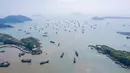 Foto dari udara menunjukkan kapal-kapal penangkap ikan yang berangkat dari sebuah pelabuhan di Wenling, Provinsi Zhejiang, China timur, pada 16 September 2020. Ini menandai berakhirnya larangan penangkapan ikan pada musim panas selama empat setengah bulan di Laut China Timur. (Xinhua/Zhu Haiwei)