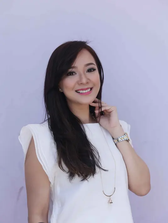 Bukan tanpa alasan Yuanitalebih  memilih menjalin hubungan dengan pria di luar kalangan selebritis. Rupanya ia kerap mengalami patah hati jika menjalin asmara dengan selebritis. (Nurwahyunan/Bintang.com)