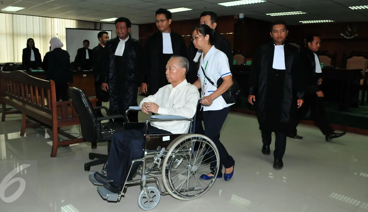 Terdakwa Komisaris PT Bursa Berjangka Jakarta (BBJ) Hassan Widjaja menjalani sidang putusan Majelis Hakim Tipikor, Jakarta, Senin (28/9/2015). Hassan divonis 2 tahun penjara dan denda Rp 100 juta subsidair 3 bulan kurungan. (Liputan6.com/Andrian M Tunay)