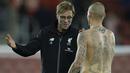 Pelatih Liverpool, Jurgen Klopp memberi salam kepada Martin Skrtel usai laga perempat final Piala Liga Inggris di Stadion St. Mary's, Southampton, Kamis (3/12/2015) dini hari WIB. (AFP Photo/Adrian Dennis)