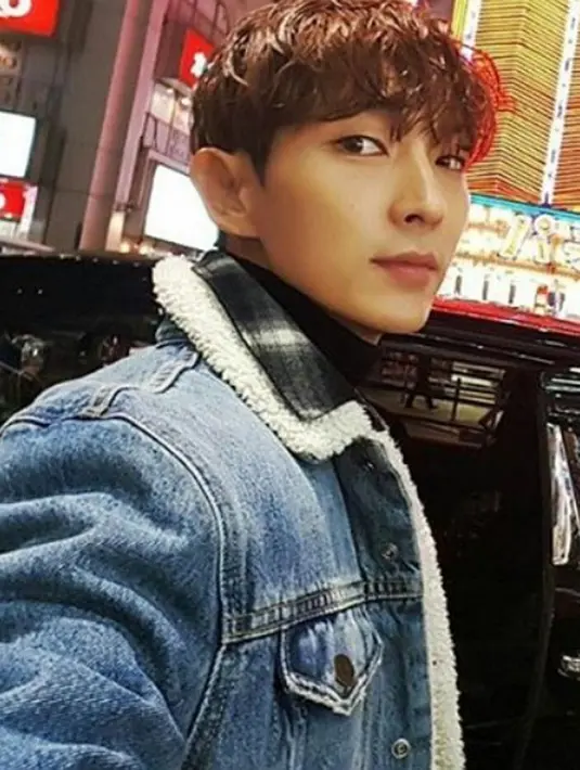 Tak mau kalah, Lee Jon Gi juga merupakan salah satu pejuang ciuman pertama itu. Di sini ia berperan memainkan tokoh sebagai anak orang kaya. (Instagram/leejoongia)