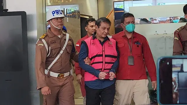 Kejaksaan Agung (Kejagung) menetapkan mantan Kepala Kantor Wilayah (Kakanwil) Bea Cukai Riau periode 2019-2021, RR, sebagai tersangka kasus korupsi importasi gula PT. Sumber Mutiara Indah Perdana (SMIP) tahun 2020-2023. (Merdeka.com/ Bachtiarudin Alam)