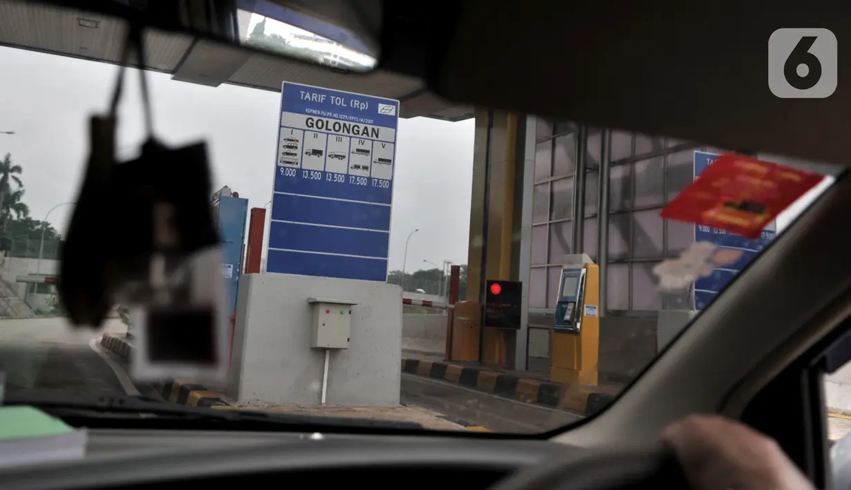 Papan tarif baru terpasang di Gerbang Tol Kukusan I, Tol Cinere-Jagorawi (Cijago), Depok, Jawa Barat, Rabu (8/1/2020). Tarif baru Tol Cijago Seksi I dan II untuk kendaraan golongan I menjadi Rp 9.000, golongan II-III Rp 13.500, dan golongan IV-V Rp 17.500. (merdeka.com/Iqbal Nugroho)
