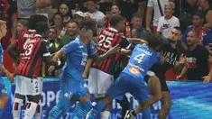 Laga Liga Prancis pada pekan ketiga antara tuan rumah Nice menghadapi Marseille yang digelar di Allianz Riviera Stadium, Senin (23/8/2021) dini hari WIB terpaksa dihentikan pada menit ke-77 akibat terjadinya kerusuhan antara suporter dengan pemain. (Foto: AFP/Valery Hache)
