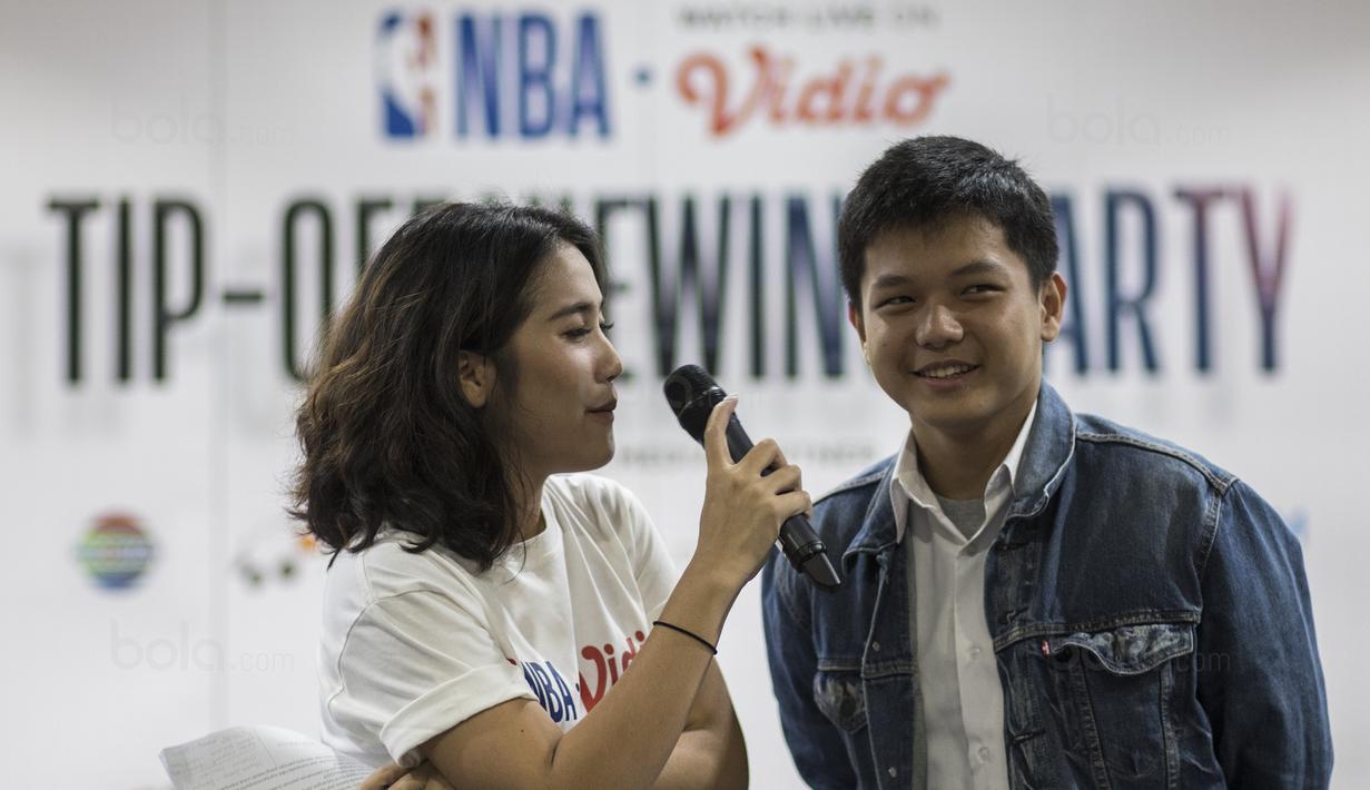 Seorang siswa SMA Kanisius ditanya oleh MC saat nonton bareng laga NBA di Kolese Kanisius, Jakarta, Kamis (19/10/2017). (Bola.com/Vitalis Yogi Trisna)