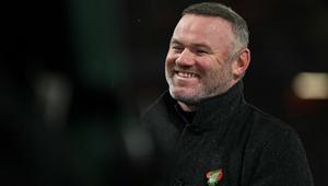 Mantan kapten Inggris, Wayne Rooney, tersenyum saat bekerja untuk TV menjelang pertandingan League Phase Liga Champions UEFA antara Liverpool dan Real Madrid di Anfield, Liverpool, barat laut Inggris pada 4 November 2025. (Paul ELLIS/AFP)