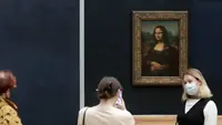 Museum Louvre Geger, 2 Wisatawan Tempel Lukisan di Ruang Mona Lisa