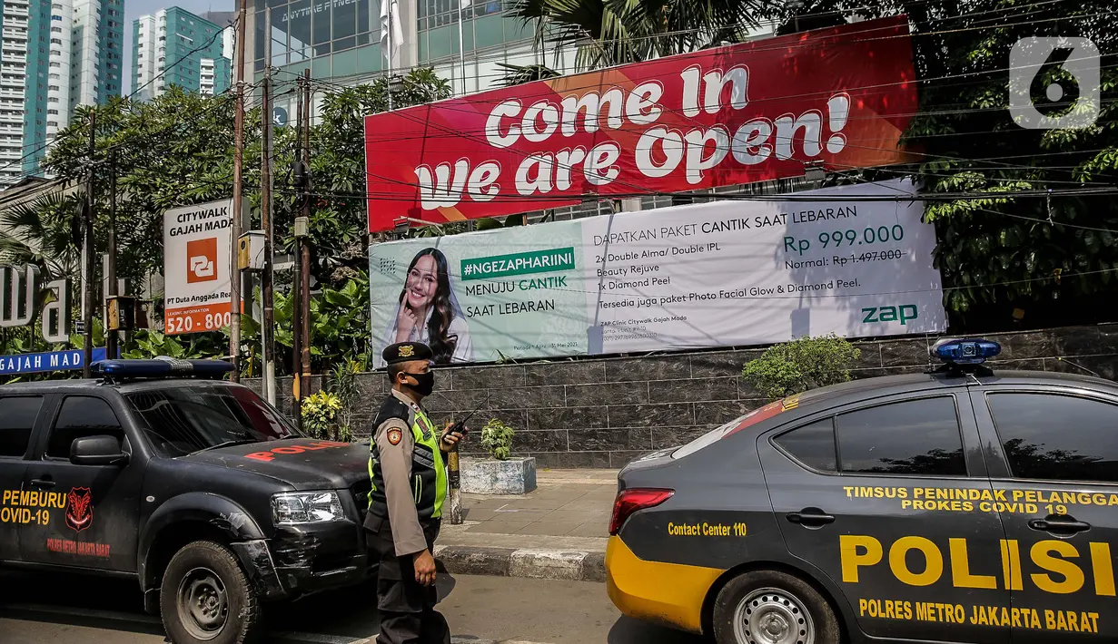 Polisi melakukan pengamanan di sekitar Hotel Holiday Inn, Gajah Mada, Jakarta, Minggu (25/4/2021). Satgas Penanganan COVID-19 menyiapkan Hotel Holiday Inn sebagai tempat karantina bagi 141 WNA khususnya asal India yang negatif COVID-19 untuk dipantau 14 hari ke depan. (Liputan6.com/Faizal Fanani)