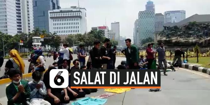 VIDEO: Demonstran Salat di Jalan Jelang Aksi Tolak UU Cipta Kerja