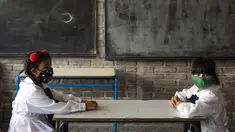 Siswa menghadiri hari pertama mereka kembali ke kelas tatap muka di tengah pandemi COVID-19 di sekolah umum di Montevideo, Uruguay, Senin (1/3/2021).  Uruguay mengembalikan sebagian besar siswanya ke kelas tatap muka setelah liburan musim panas. (AP Photo/Matilde Campodonico)