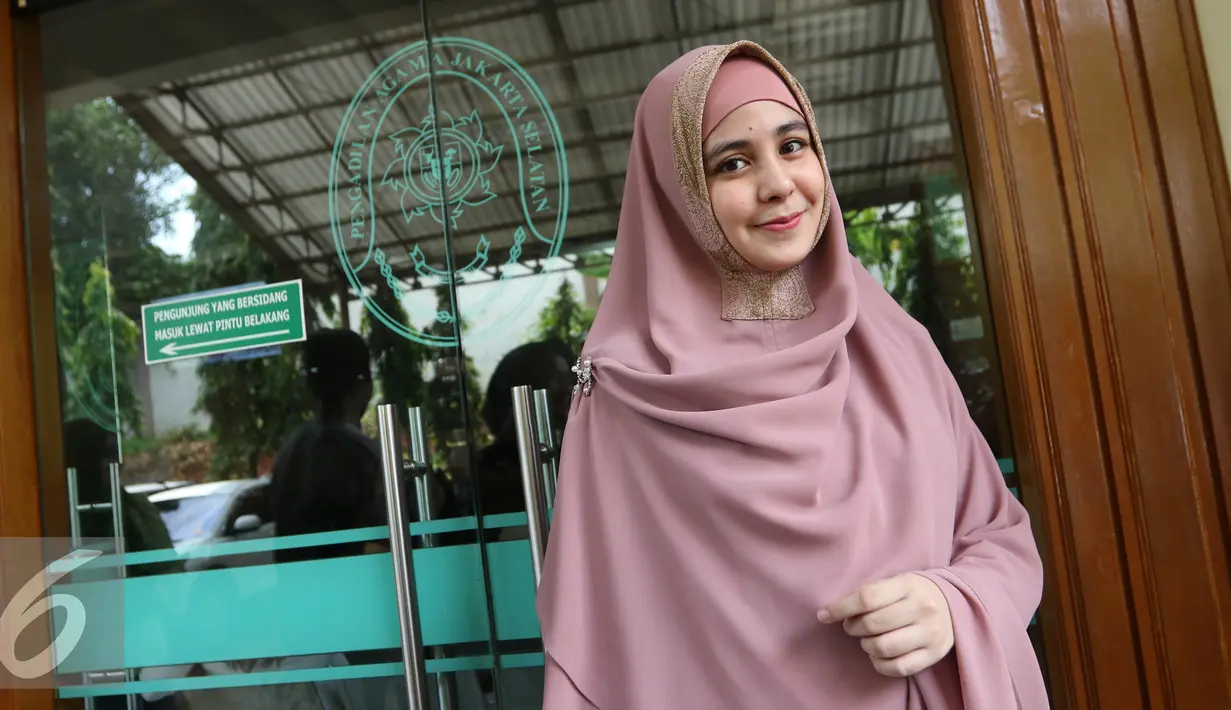 Senyum manis Risty Tagor seusai menjalani persidangan cerai di pengadilan Agama, Jakarta, Kamis (18/2). Sidang dilanjutkan pada 3 maret 2016 dengan agenda keputusan. (Liputan6.com/Herman Zakharia)