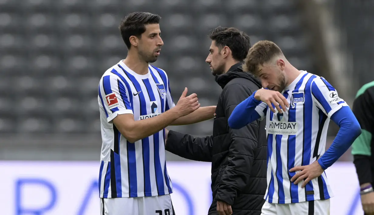 Setelah tampil 8 kali untuk Hertha Berlin dan berjasa menghindarkan timnya dari degradasi, pada 19 Mei 2021 Sami Khedira mengumumkan untuk pensiun di akhir musim bersama Hertha Berlin. (AFP/Soeren Stache/Pool)