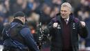 Pelatih West Ham United, David Moyes, melakukan selebrasi usai berhasil mengalahkan Chelsea pada laga Premier League di Stadion London, Sabtu (10/12/2017). Chelsea Takluk 0-1 dari West Ham United. (AP/Alastair Grant)
