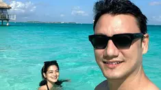 Titi Kamal dan Christian Sugiono saat berenang di pantai. "Just the two of us," tulis Titi. (Foto: Instagram titi_kamall)