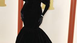 Deepika Padukone berpose saat tiba menghadiri acara Academy Awards ke-95 di Teater Dolby di Los Angeles pada hari Minggu, 12 Maret 2023. Deepika tampil anggun dengan busana dari rumah mode Louis Vuitton. Ia memilih dress hitam berbahan velvet yang membuatnya tampak anggun. (Photo by Jordan Strauss/Invision/AP)