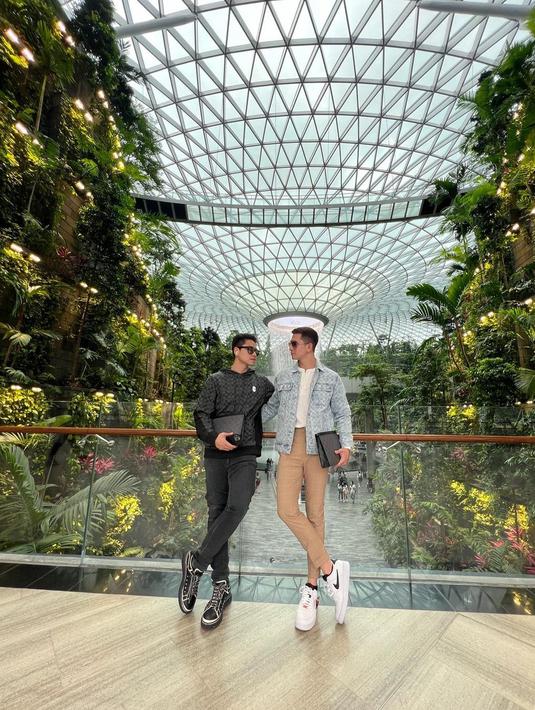 Verrell Bramasta dan Athalla Naufal berpose di Jewel, Changi Airport, Singapura. (Foto: Instagram/ bramastavrl)