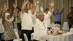 Menteri Pekerjaan Umum dan Perumahan Rakyat (PUPR) Basuki Hadimuljono melakukan senam peregangan otot sebelum membuka rangkaian acara Gerakan Masyarakat Hidup Sehat (Germas) di Kantor Kemenko PMK, Jakarta, Rabu (22/2). (Liputan6.com/Faizal Fanani)