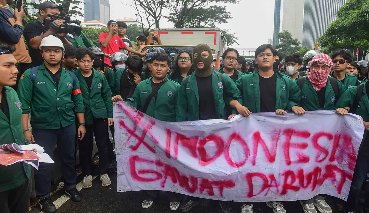 Mahasiswa dari Universitas Muhammadiyah Prof. DR. HAMKA (Uhamka) menggelar aksi di jalan Sudirman, Jakarta, saat akan berunjuk rasa di kawasan Bundaran Hotel Indonesia, Senin (15/6/2026). (merdeka.com/Arie Basuki)