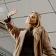Panduan menggunakan fashion item ini dapat mempermudah tampilan chic dan effortless. [Dok/Pexels.com/Mâide Arslan].